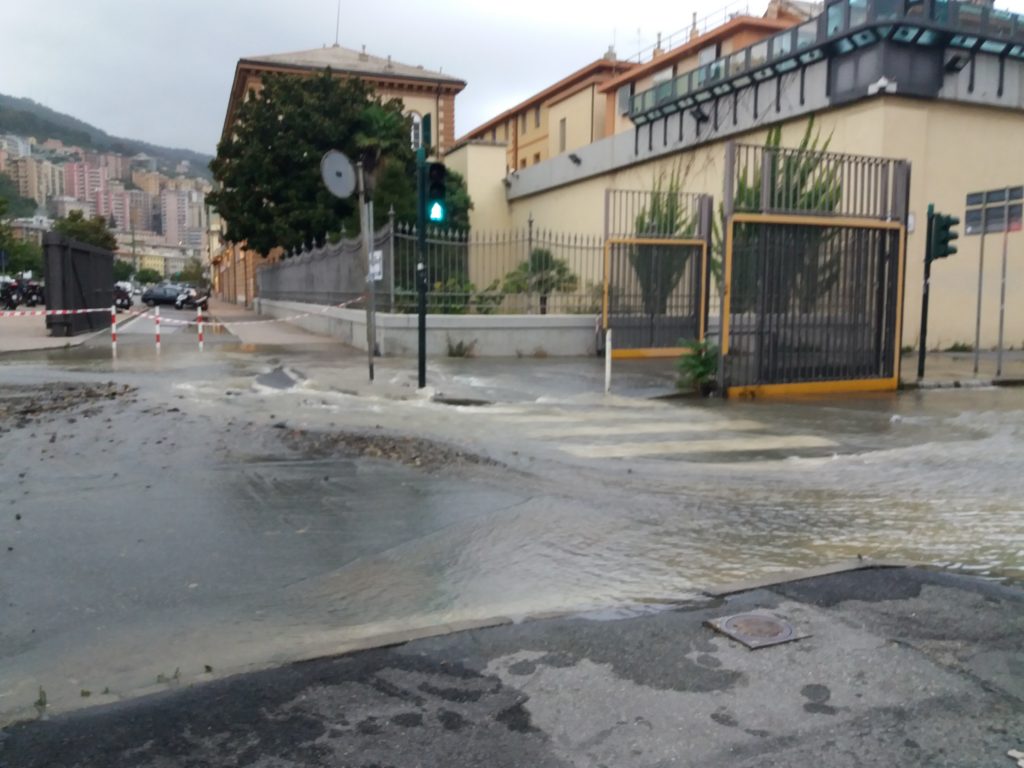 L'incrocio tra via Clavarezza e Largo 7 settembre invaso dalle acque (Foto Pianetagenoa1893.net)