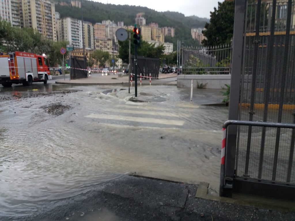 L'acqua che defluisce sulle strade adiacenti allo Stadio Ferraris (Foto Pianetagenoa1893.net)