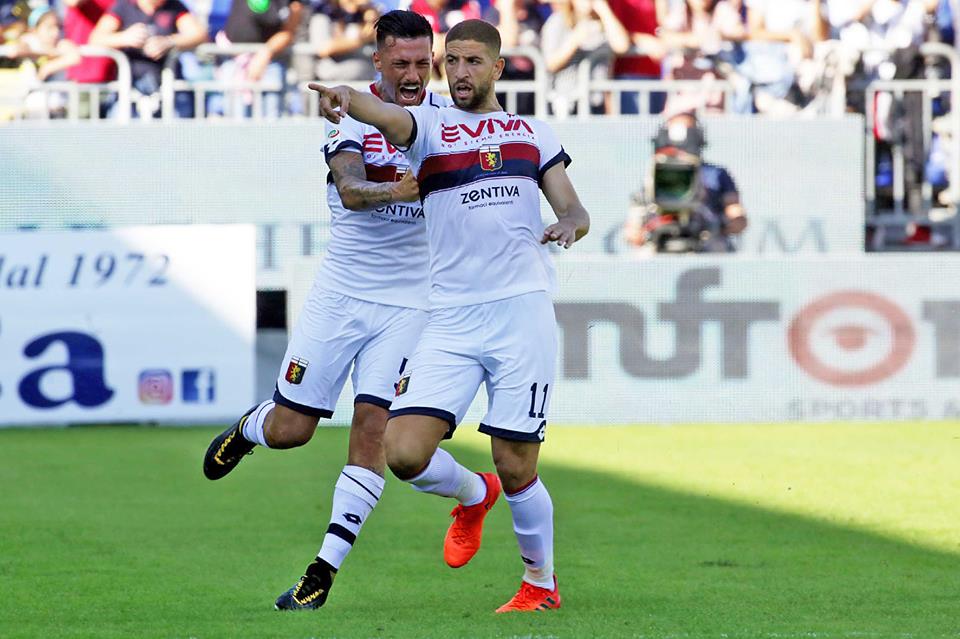 Izzo cintura Taarabt per festeggiare il suo gol a Cagliari (foto di Tanopress Genoa)