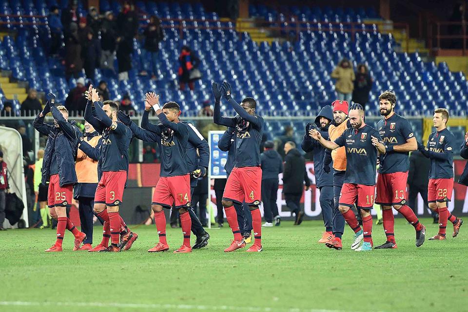Il Genoa prende gli applausi dalla Nord (foto di Genoa CFC Tanopress)