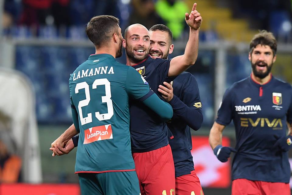 Migliore festeggiato da Lamanna e Biraschi dopo il gol (foto di Genoa CFC Tanopress)