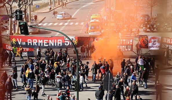 Il ritrovo degli ultras fuori dal Ferraris (Getty Images)
