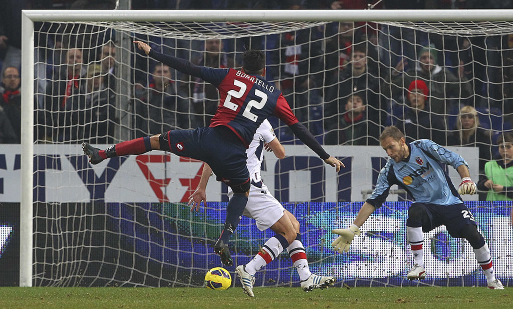 Marco Borriello segna il secondo gol in Genoa-Bologna del 6 gennaio 2013 (Foto Marco Luzzani/Getty Images)