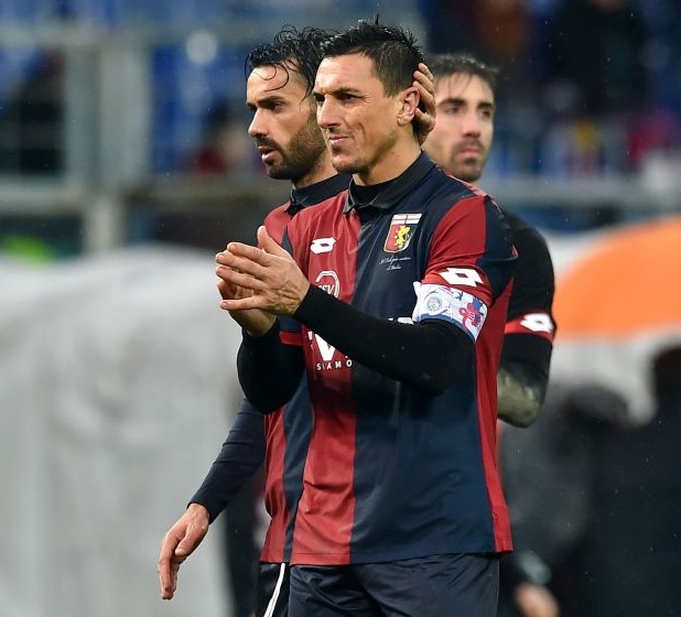 La delusione di Burdisso dopo la sconfitta (Foto Paolo Rattini/Getty Images)
