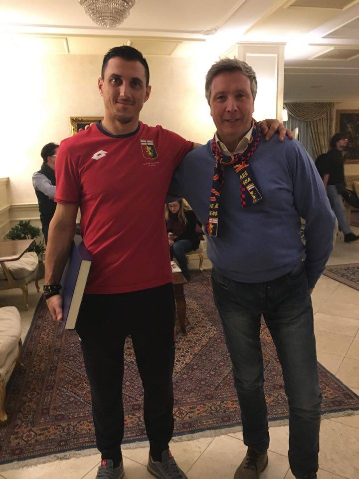 Burdisso assieme a Fabrizio Utili, presidente del Genoa Club Adriatico