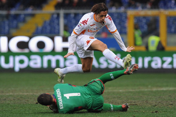 Eduardo blocca il pallone su Taddei (Foto Valerio Pennicino/Getty Images)