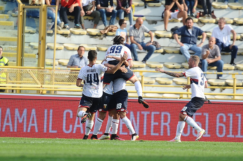 Giovanni Simeone festeggiato dai compagni dopo il gol vittoria sul Bologna (Photo by Mario Carlini / Iguana Press/Getty Images)