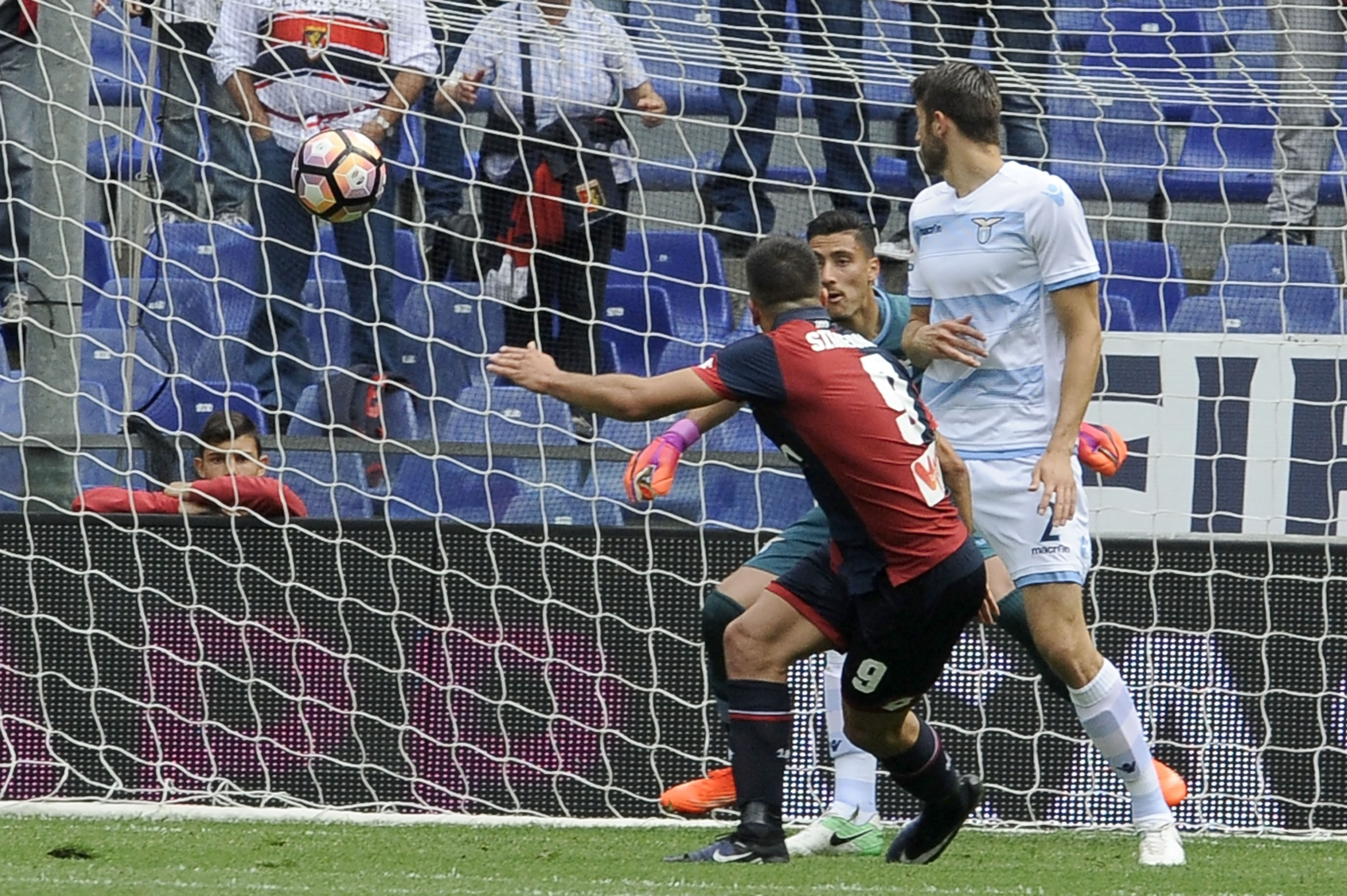 Simeone segna il 2-0 (Foto Paolo Rattini/Getty Images)