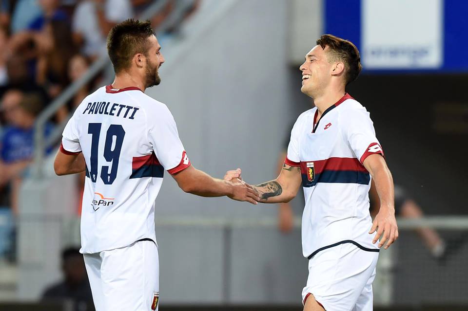 I complimenti di Pavoletti a Ocampos dopo il gol a Bastia