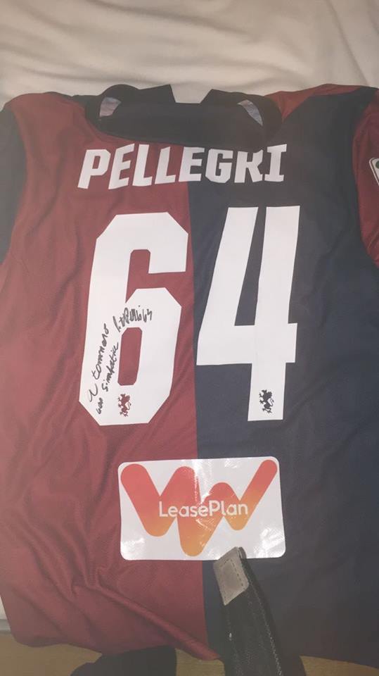 La maglia autografata da Pietro Pellegri donata al Genoa Club Pozzallo (Foto Pianetagenoa1893.net)