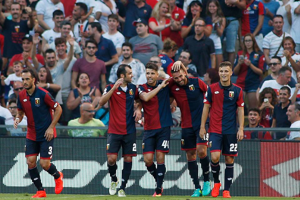 Pavoletti festeggiato dopo gol Genoa Lecce