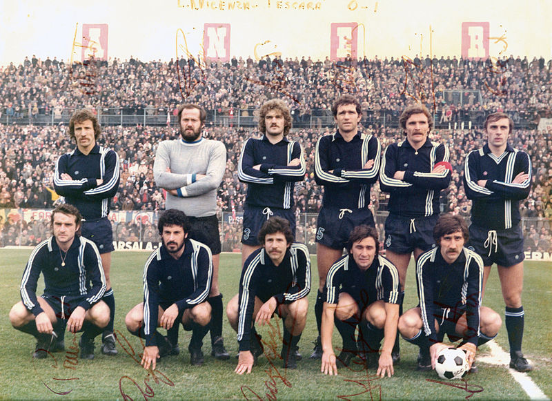 Massimo Piloni (secondo in alto da sinistra) nel Pescara 1976-77 (Wikipedia)