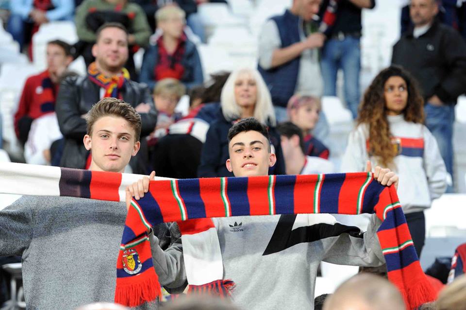 Tifosi con bellissime sciarpe rossoblù  (Foto Tanopress/Genoa cfc)