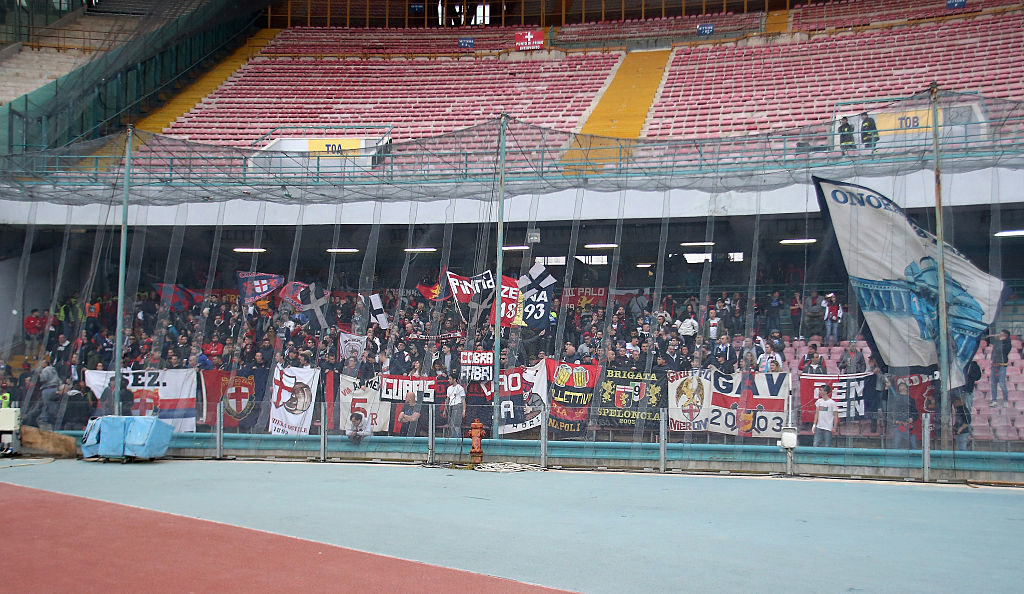 Tifosi del Genoa nel settore ospiti dello Stadio San Paolo per Napoli-Genoa del 20 Marzo 2016 (Foto Maurizio Lagana/Getty Images)