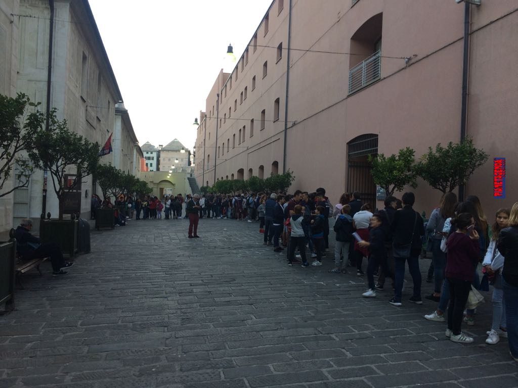 La coda dei tifosi fuori al Genoa Store (Foto Pianetagenoa1893.net)