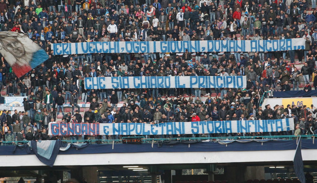 Striscioni dei tifosi del Napoli che ribadiscono la forza del gemellaggio con i tifosi del Genoa (Foto Maurizio Lagana/Getty Images)