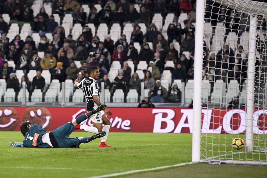 Il gol di Douglas Costa in Juventus-Genoa 22 gennaio 2018 (Foto Daniele Badolato - Juventus FC/Juventus FC via Getty Images)
