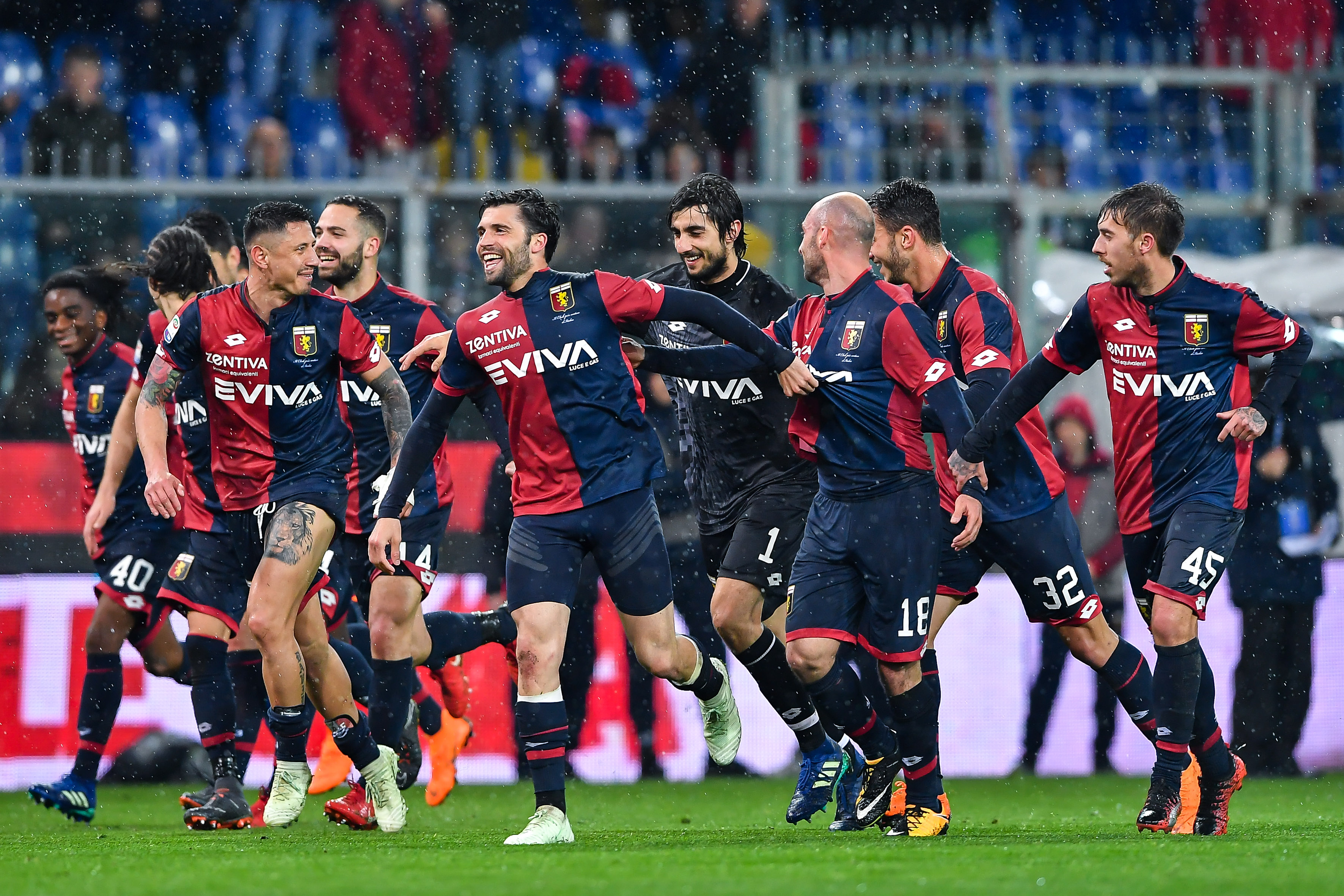 La festa dei giocatori del Genoa sotto la Nord dopo la vittoria sul Cagliari (Foto Paolo Rattini/Getty Images)