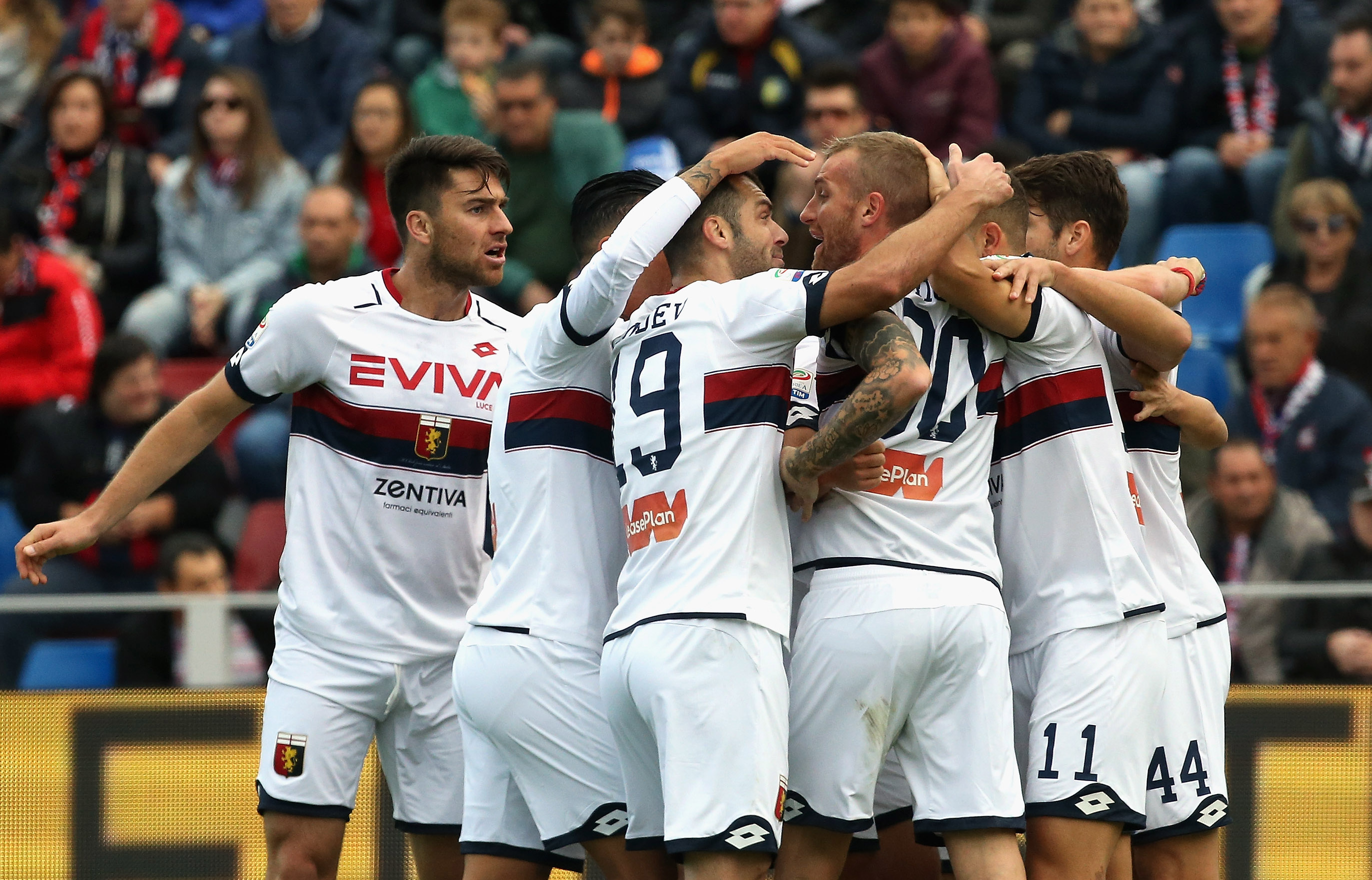 Il Genoa festeggia Luca Rigoni per il gol contro il Crotone (Maurizio Lagana/Getty Images)