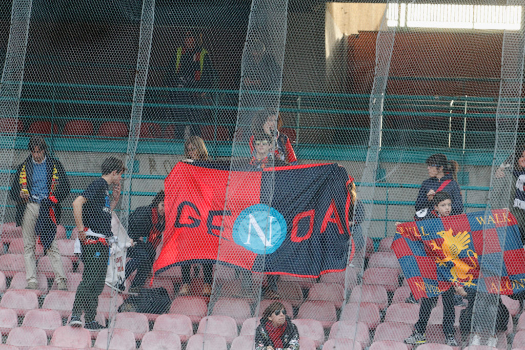 I tifosi del Genoa allo Stadio San Paolo con una bandiera che richiama lo splendido gemellaggio col Napoli(Foto Maurizio Lagana/Getty Images)
