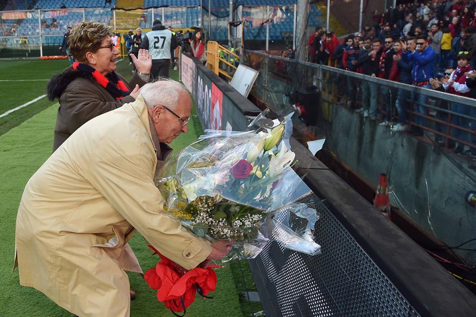 I genitori di Spagna depositano un mazzo di fiori sotto la Nord (Foto Genoa cfc Tanopress)