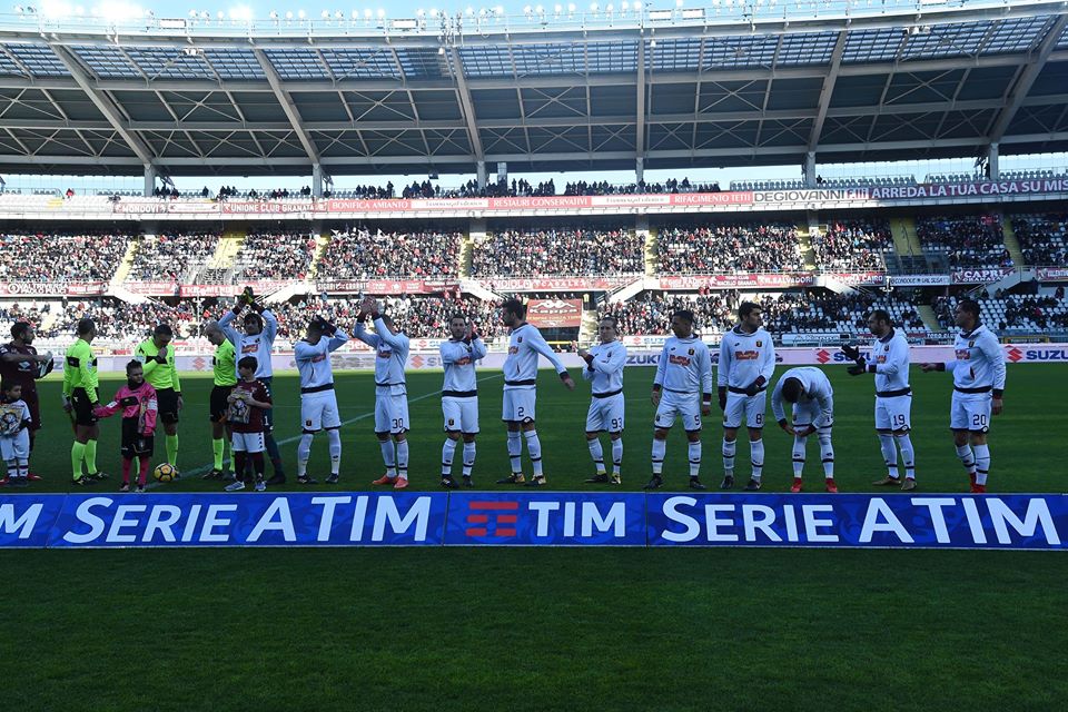 Saluto dei giocatori del Genoa prima della gara (Foto Genoa cfc Tanopress)