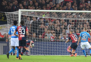 Izzo segna il gol del 2-3 in Genoa-Napoli (foto Francesco Pecoraro/Getty Images)