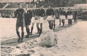 L'ingresso in campo di Roma e Genoa all'Olimpico il 19 febbraio 1956 tra la neve appena spalata (Foto da Il Calcio e il Ciclismo Illustrato, tratta da Almanaccogiallorosso.it)