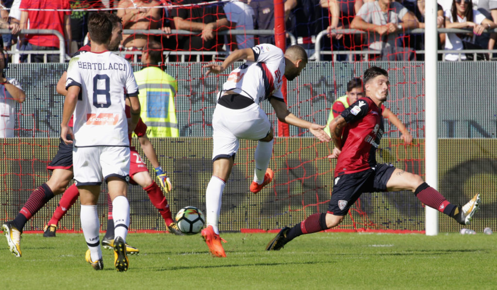 Tarabt scocca il tiro vincente del 2-0 del Genoa sul Cagliari (Foto Enrico Locci/Getty Images)