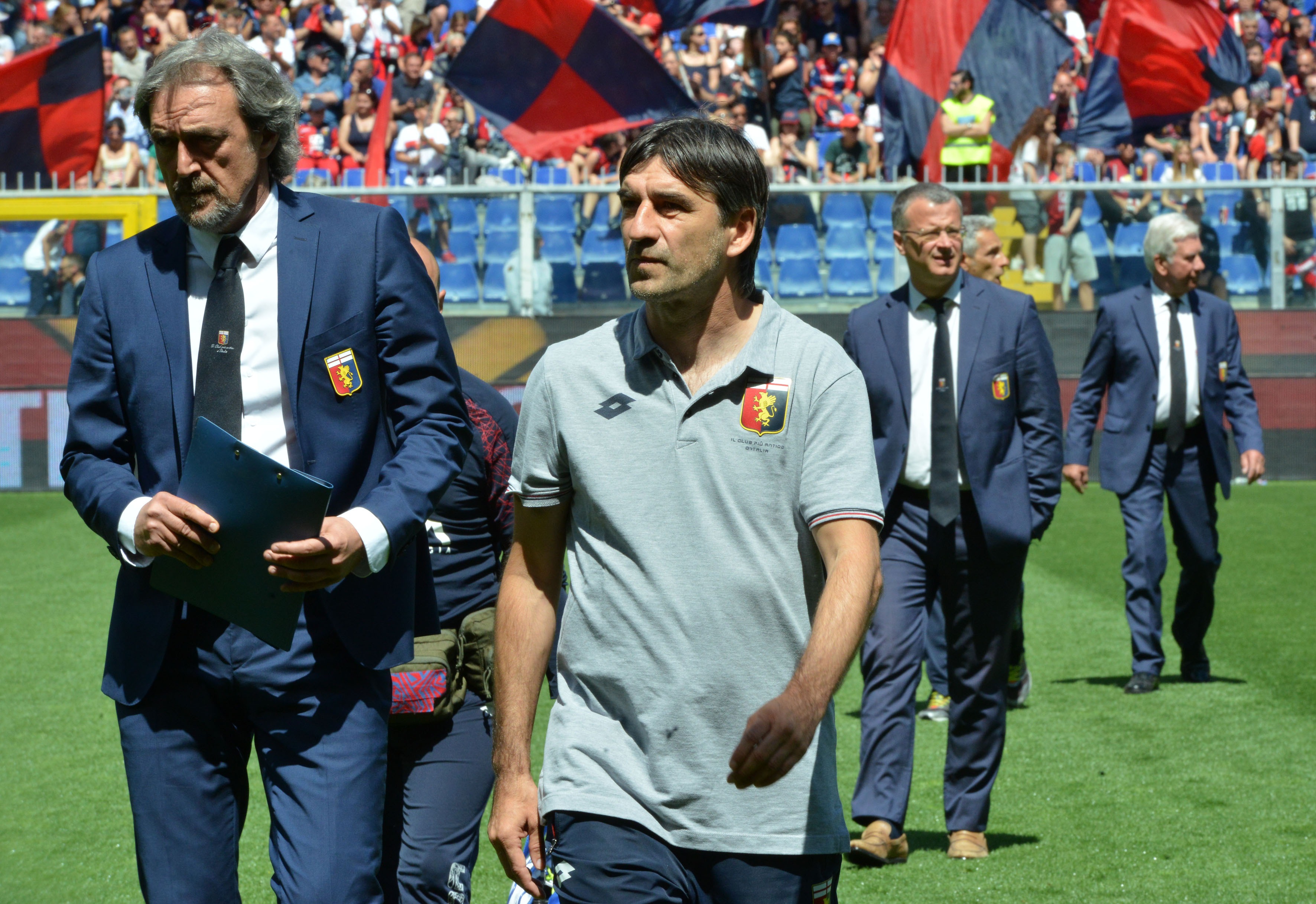I festeggiamenti dei giocatori del Genoa con Juric sotto la Nord(Foto Paolo Rattini/Getty Images)
