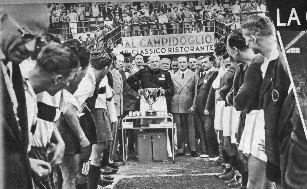 La Coppa Italia in palio nella finale 1936 1937 tra Genoa e Roma