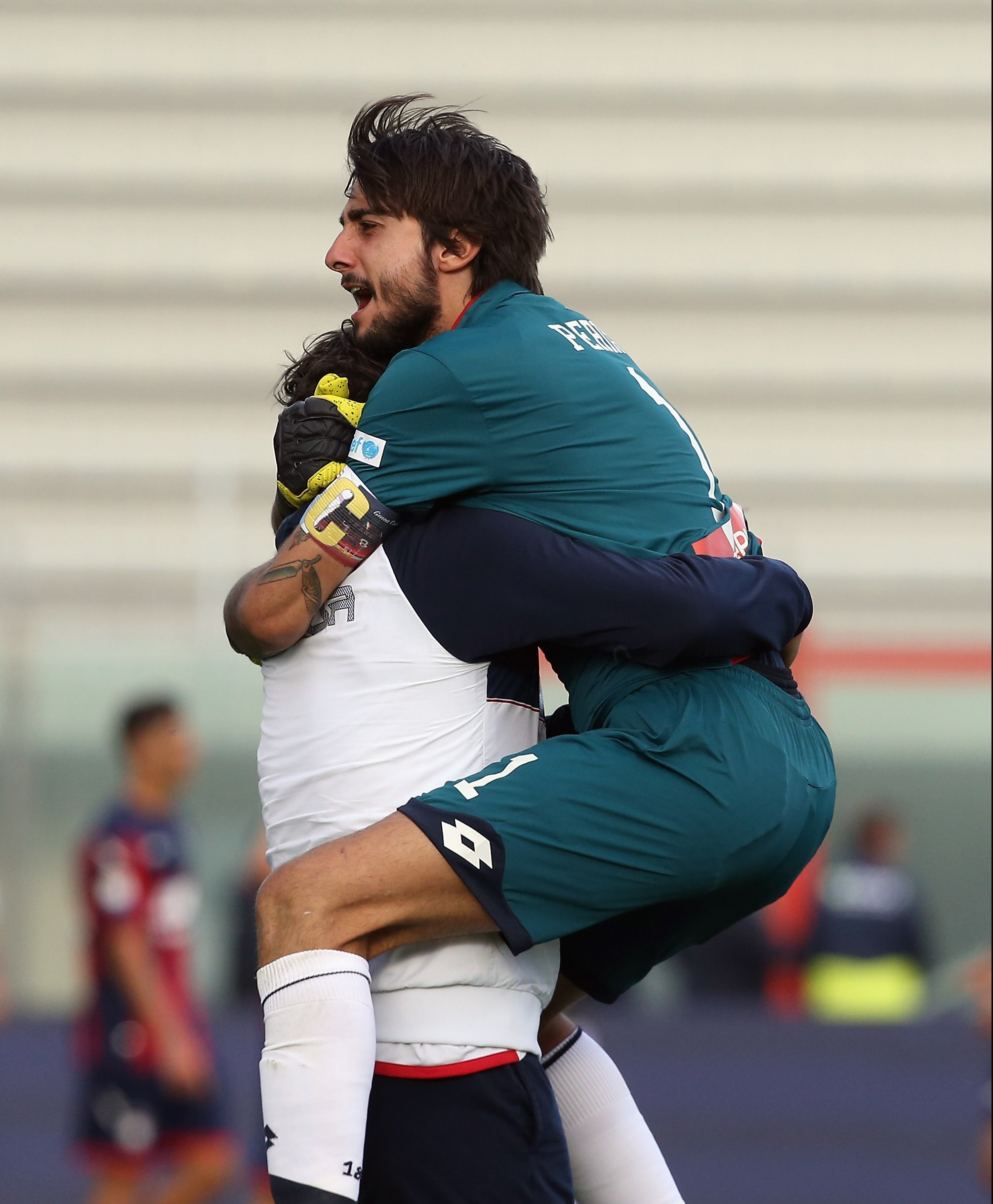 La gioia di Mattia Perin dopo Crotone-Genoa 0-1 (Foto Maurizio Lagana/Getty Images)