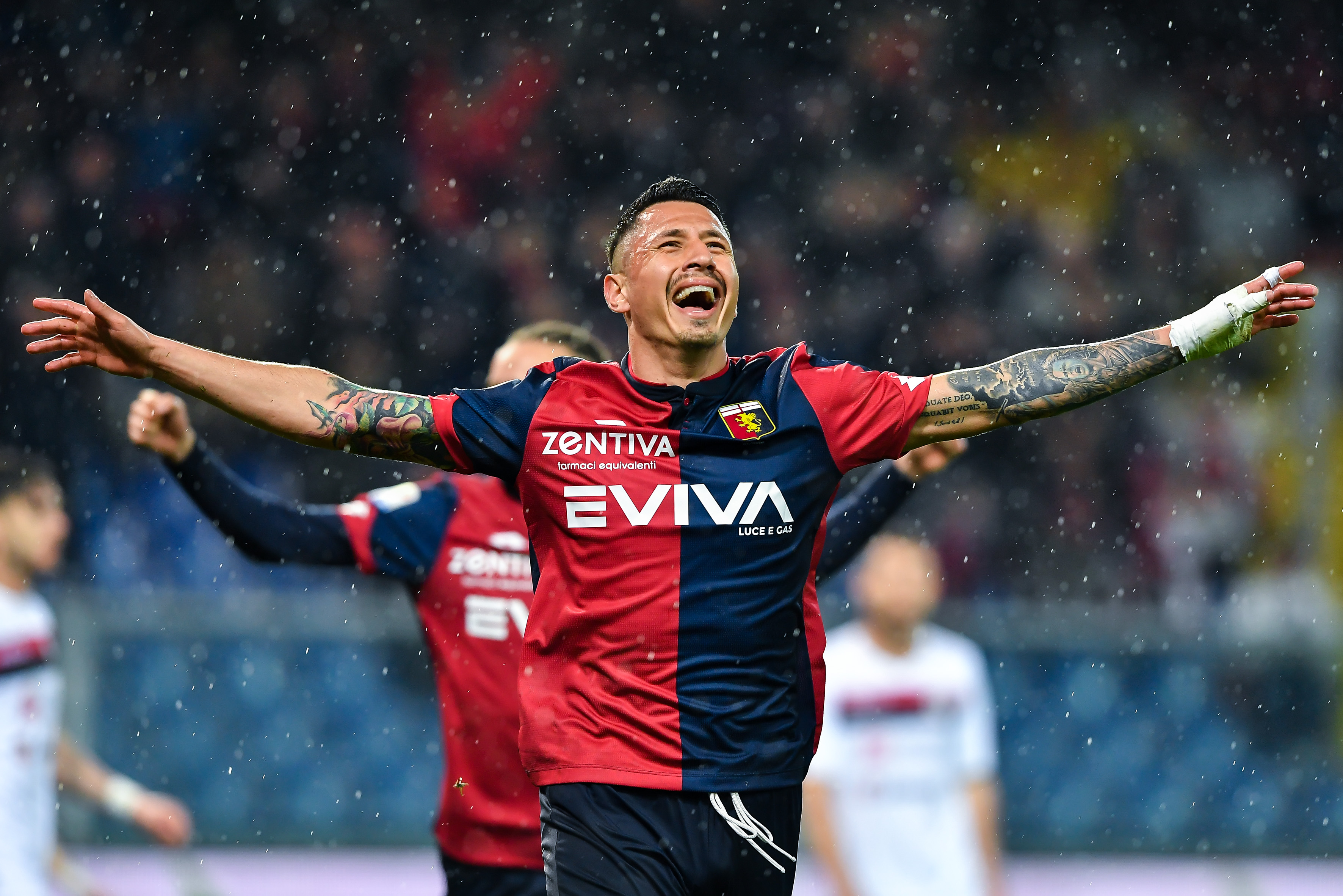 La gioia di Lapadula dopo il gol in Genoa-Cagliari (Foto Paolo Rattini/Getty Images)