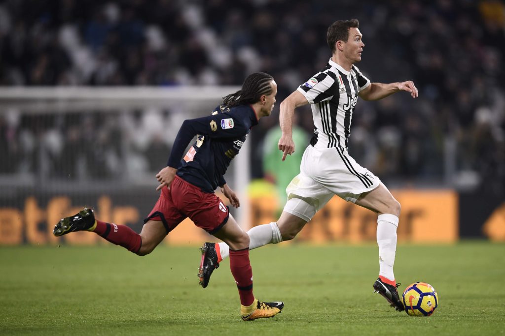 Laxalt rincorre Lichtsteiner - Juventus-Genoa 22 gennaio 2018 (Foto Daniele Badolato - Juventus FC/Juventus FC via Getty Images)