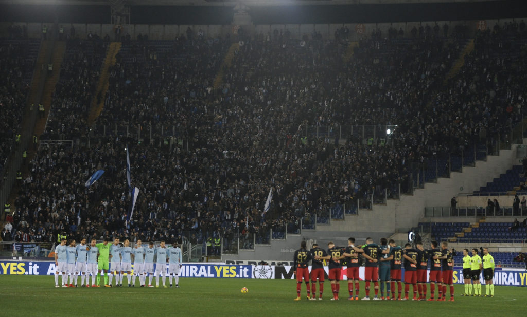 Lazio e Genoa durante il minuto di silenzio in memoria di Azeglio Vicini e ct Italia 5 febbraio 2018 (Foto Marco Rosi/Getty Images)