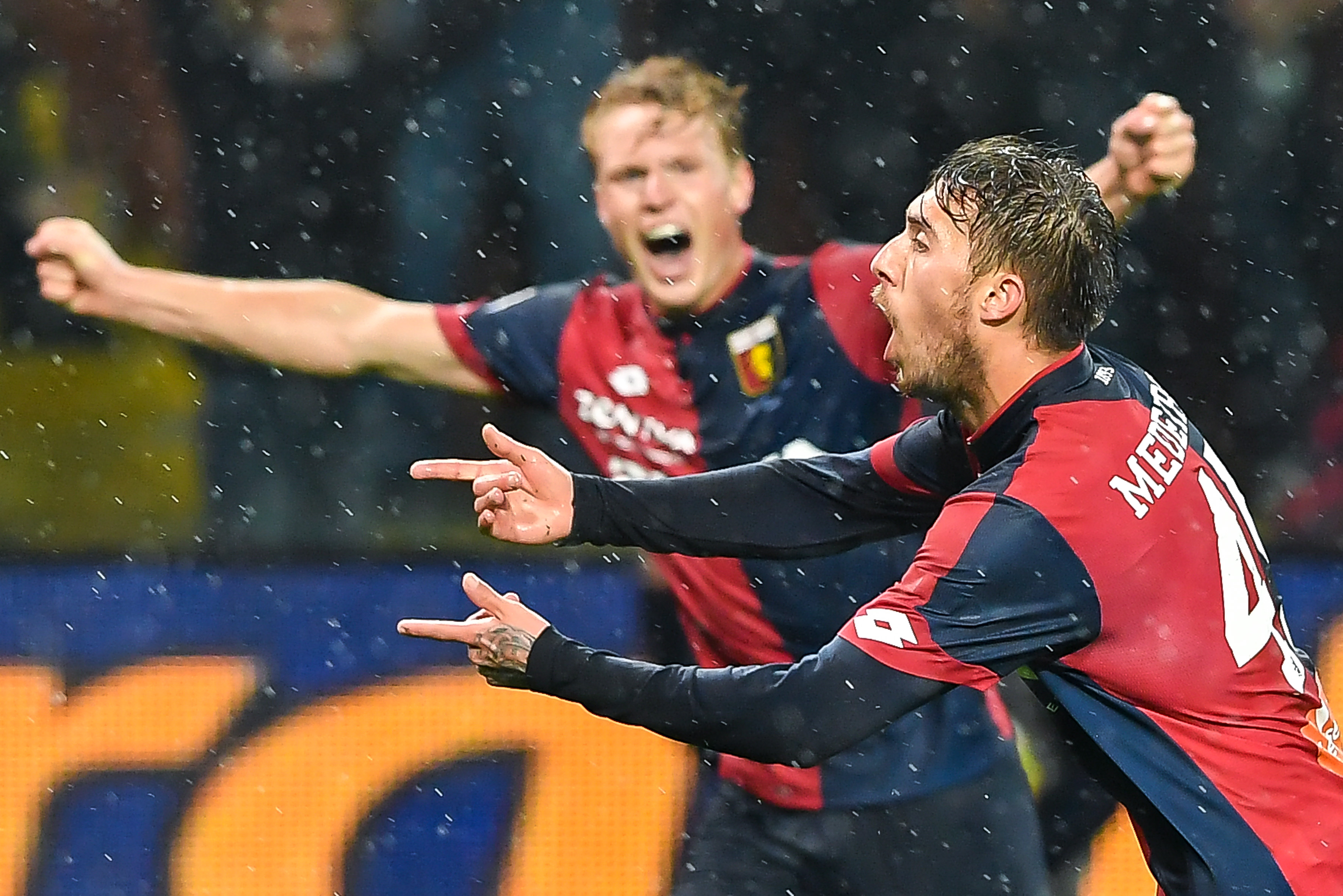 Medeiros esulta dopo aver segnato il gol vittoria del Genoa sul Cagliari (Foto Paolo Rattini/Getty Images)