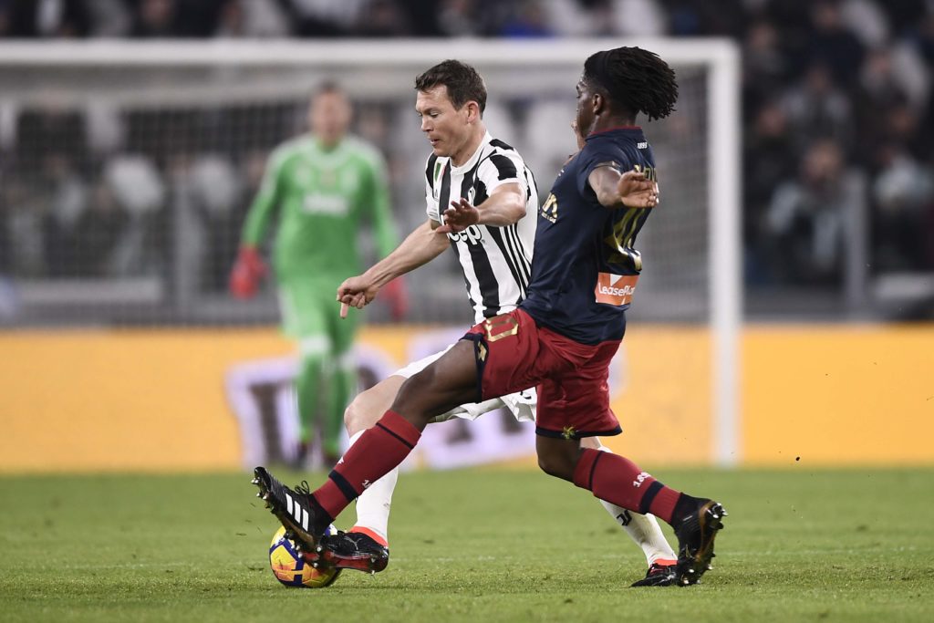 Omeonga contrasta  Lichtsteiner - Juventus-Genoa 22 gennaio 2018 (Foto Daniele Badolato - Juventus FC/Juventus FC via Getty Images)