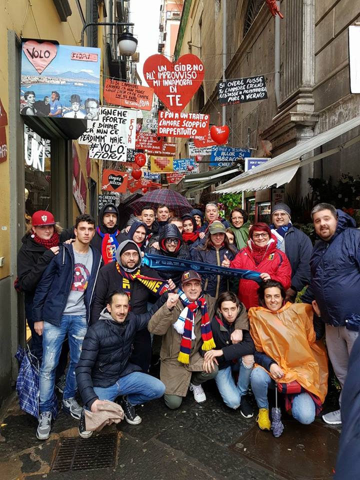 I tifosi del Genoa Club Oregina a Napoli prima di Napoli-Genoa 18 marzo 2018 (Foto Pianetagenoa1893.net)