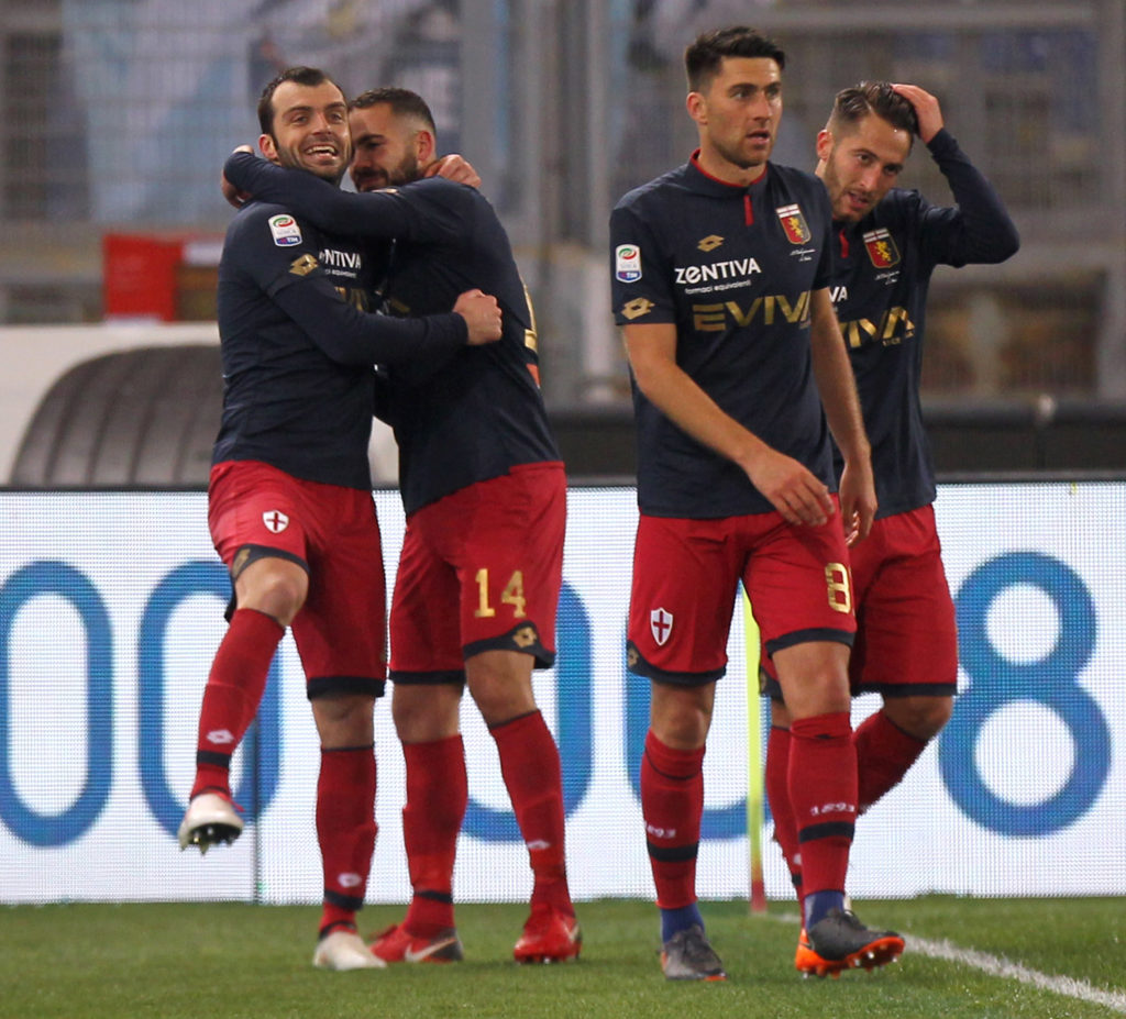 Pandev festeggiato dai compagni dopo il gol in Lazio-Genoa 5 febbraio 2018 (Foto Paolo Bruno/Getty Images)