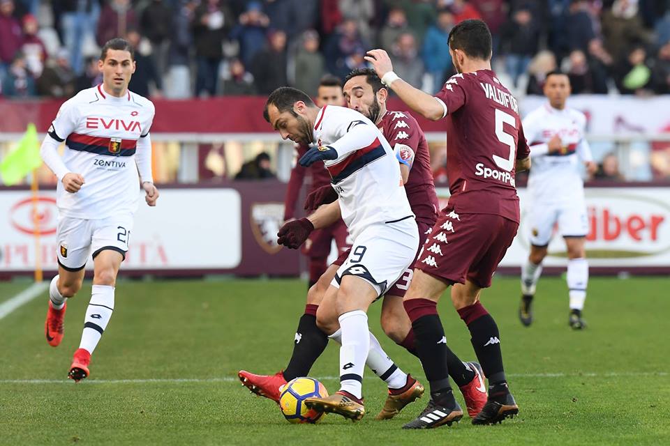 Pandev sfila il pallone a Valdifiori (Foto Genoa cfc Tanopress)