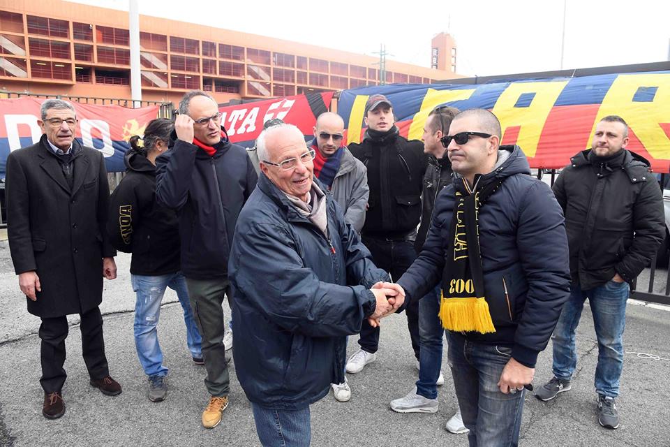 Cosimo Spagnolo stringe la mano ai tifosi (Foto Genoa cfc Tanopress)