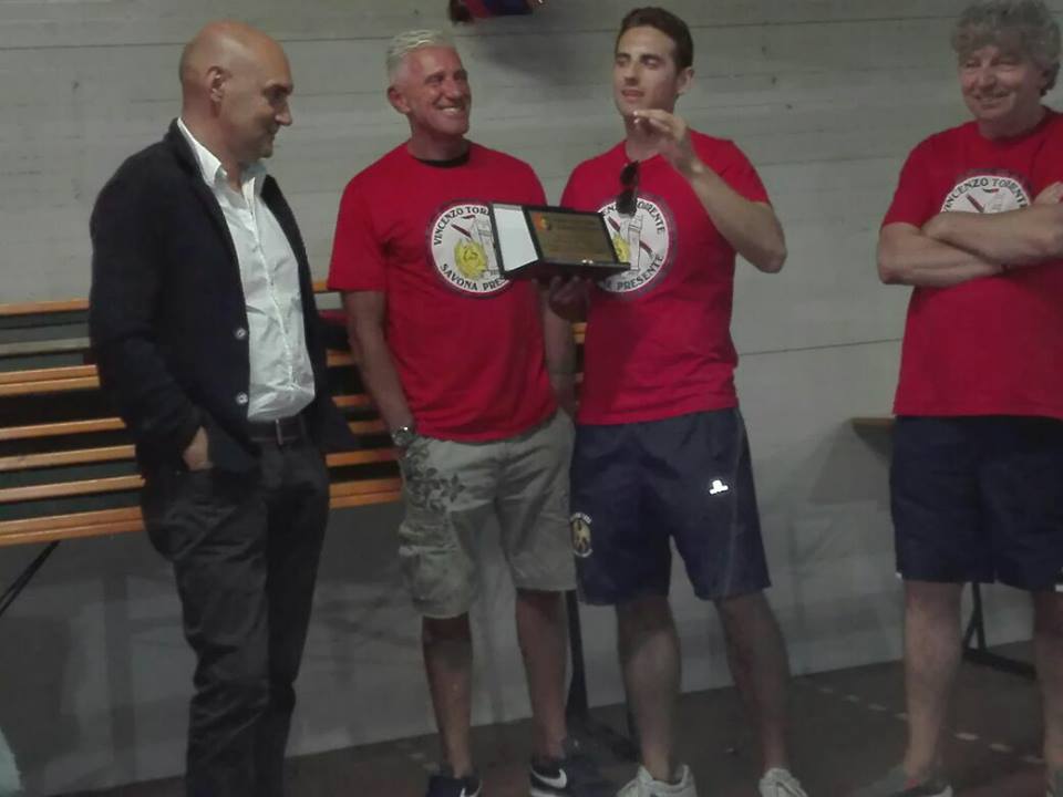 Premiazione di Michele Sbravati alla festa del Genoa Club Savona il 25 maggio 2017