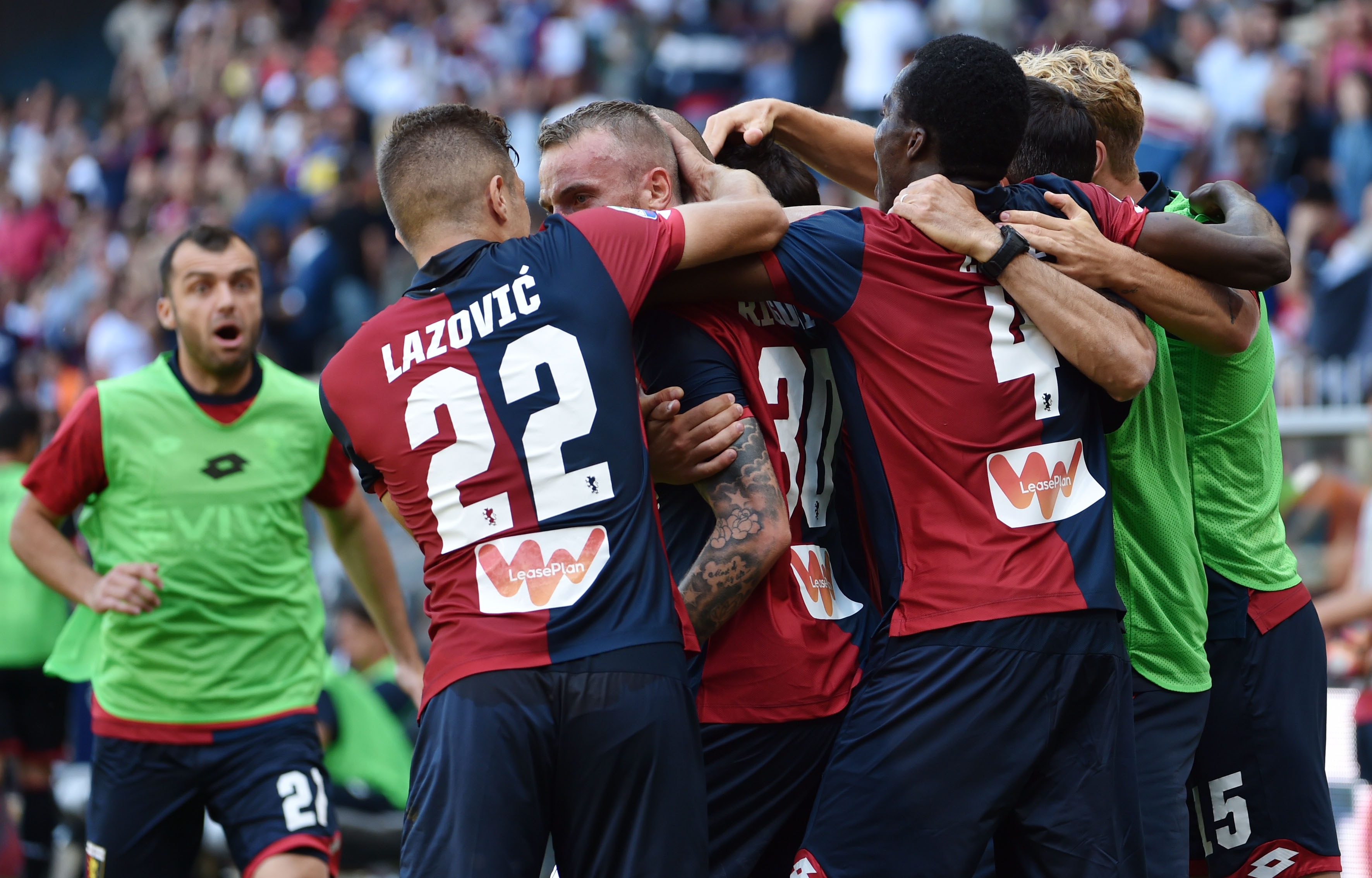I compagni festeggiano Rigoni dopo il gol (foto Paolo Rattini/Getty Images)
