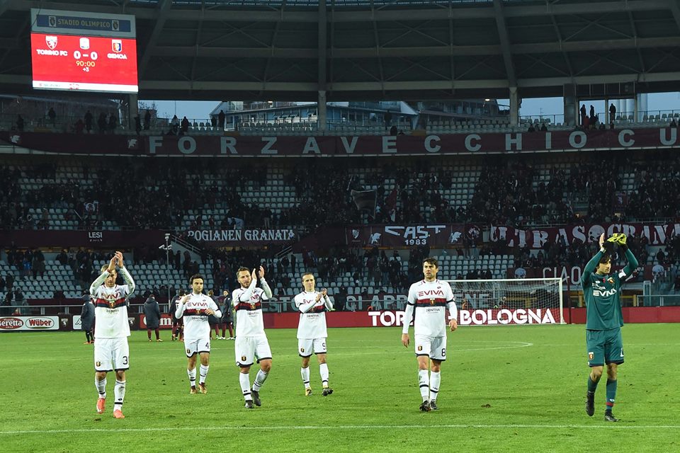 I giocatori salutano i tifosi a fine gara a Torino (Foto Genoa cfc Tanopress)