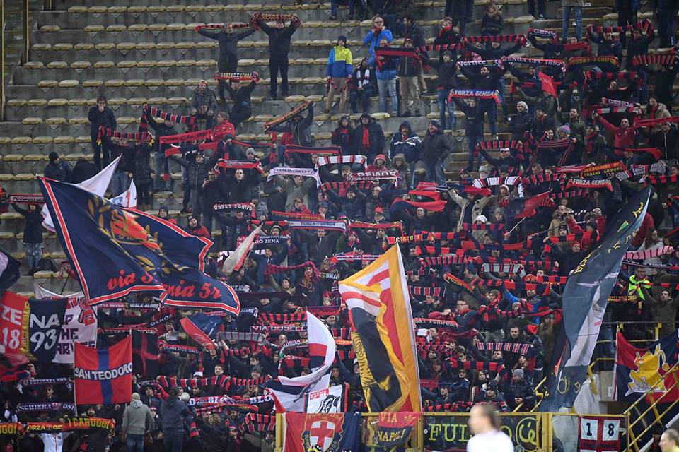 Il settore dei tifosi del Genoa a Bologna (foto Genoa cfc Tanopress)