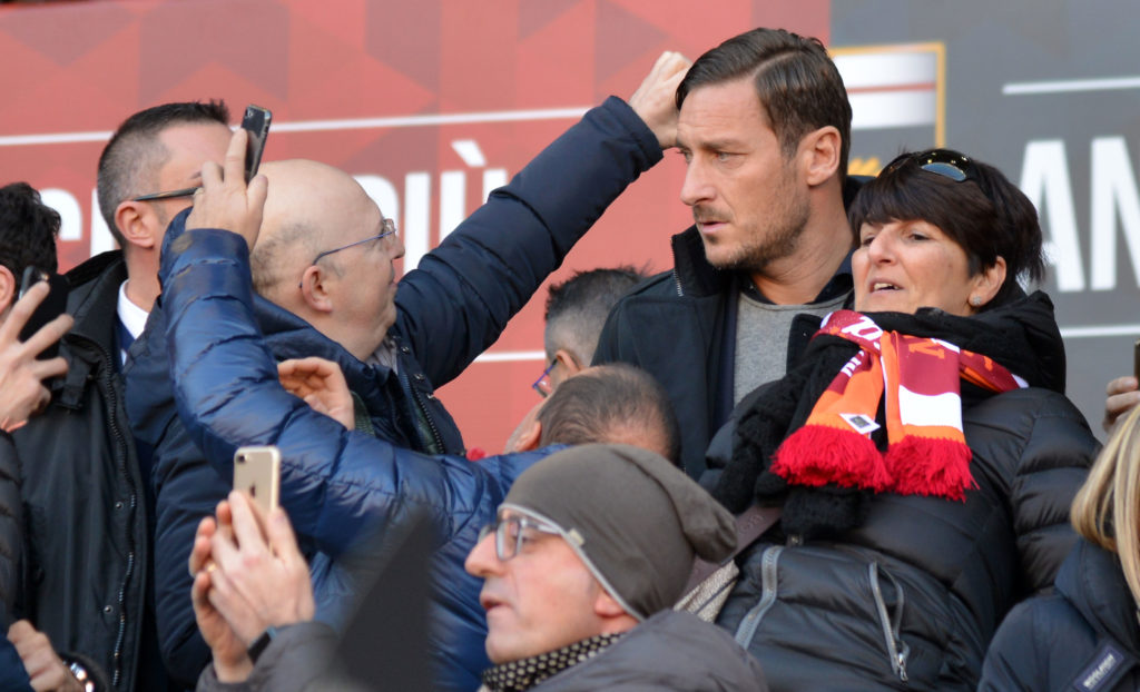 Francesco Totti in tribuna al Ferraris (Foto Paolo Rattini/Getty Images)