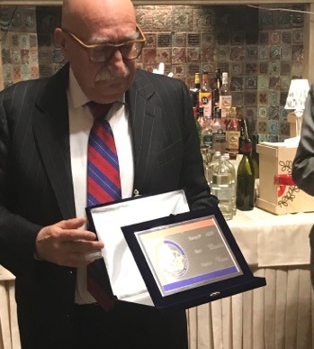 Il presidente del Tribunale di Genova Claudio Viazzi premiato con una targa dal Genoa Club Giustizia Rossoblù