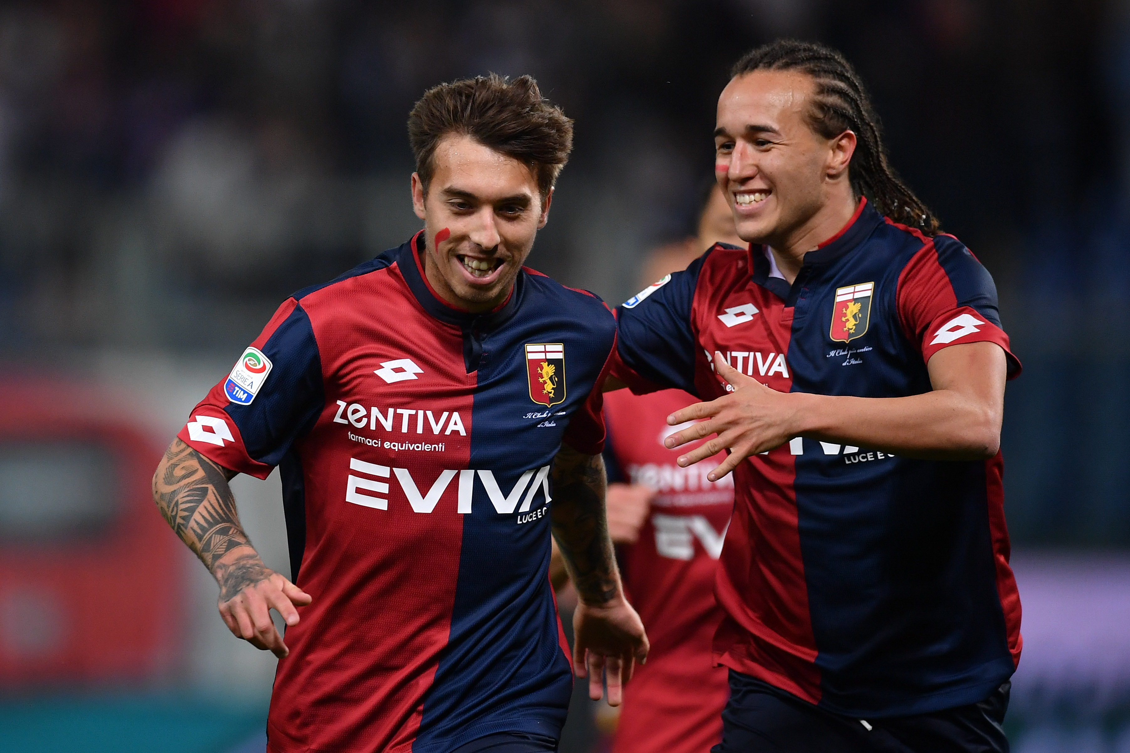 Medeiros festeggia con Laxalt dopo il primo gol al Verona (foto Valerio Pennicino/Getty Images)