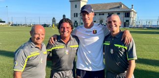 Alexander Blessin con gli arbitri di Calcio Liguria
